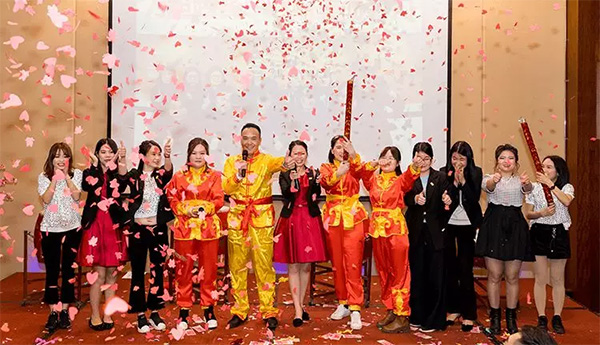 “凝初心 燃廿载 共创共享”2019年bsports二十周年庆典暨表彰大会圆满举行